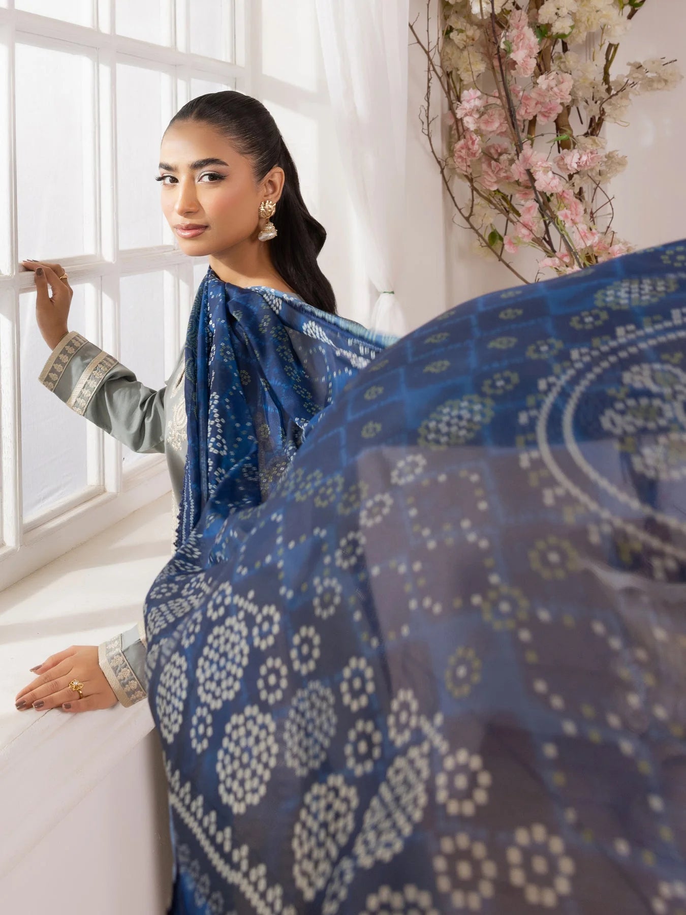 MOHAGNI - 3PC LAWN EMBROIDERED SHIRT WITH MANAAR PRINTED DUPATTA AND TROUSER - HZG2229