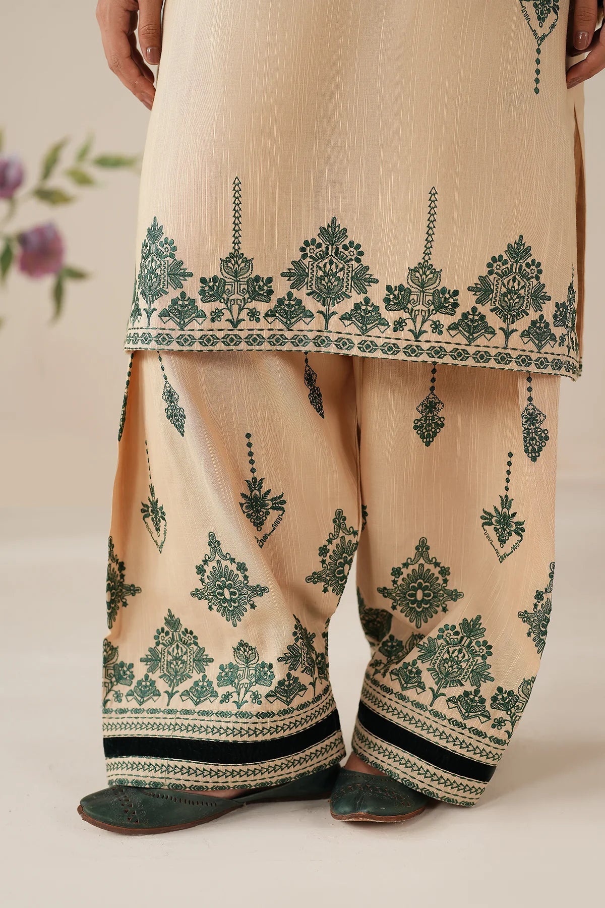 BAROQUE - 3PC DHANAK EMBROIDERED SHIRT WITH TWILL PRINTED SHAWL AND TROUSER - HZU2539