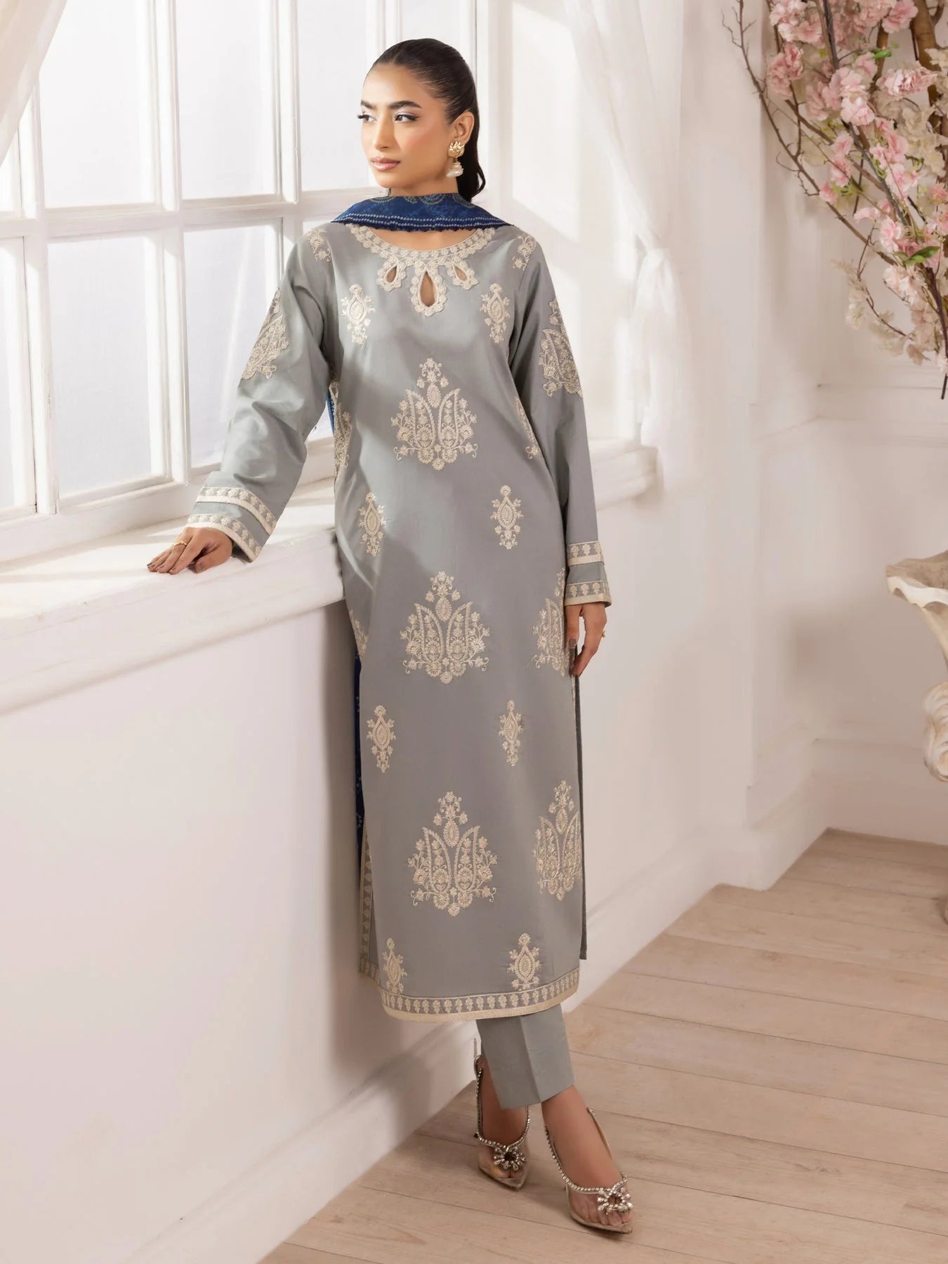 MOHAGNI - 3PC LAWN EMBROIDERED SHIRT WITH MANAAR PRINTED DUPATTA AND TROUSER - HZG2229